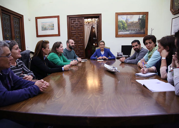 La alcaldesa muestra su apoyo y colaboración a las AMPAS de Primaria del barrio del Polígono