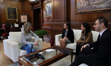 La alcaldesa recibe a la embajadora de Rumanía en España y destaca las relaciones culturales que «nos acercan y enriquecen»