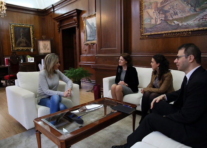 La alcaldesa recibe a la embajadora de Rumanía en España y destaca las relaciones culturales que «nos acercan y enriquecen»