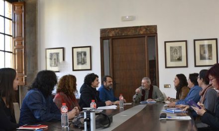 El experto Marco Marchioni se reúne con miembros del Gobierno local para abordar el proyecto de intervención social del Polígono