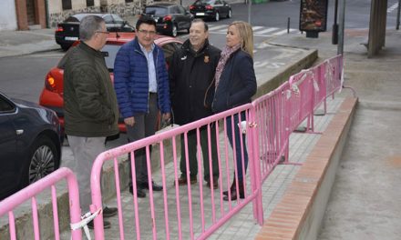 El Ayuntamiento mejora la accesibilidad de Santa Bárbara con una nueva rampa que elimina escalones junto a una parada de bus