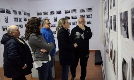 La alcaldesa visita la II Exposición Fotográfica Retrospectiva del Poblado Obrero organizada por la Asociación de Vecinos del barrio