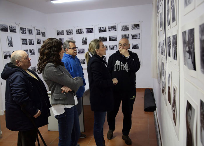 La alcaldesa visita la II Exposición Fotográfica Retrospectiva del Poblado Obrero organizada por la Asociación de Vecinos del barrio
