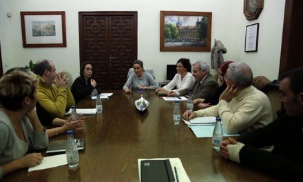 La alcaldesa atiende las demandas y preocupaciones de la asociación de vecinos del barrio de Palomarejos