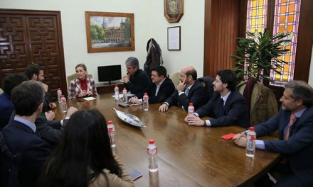El equipo de Gobierno se reúne con representantes de Puy Du Fou en España para mostrarles su apoyo institucional
