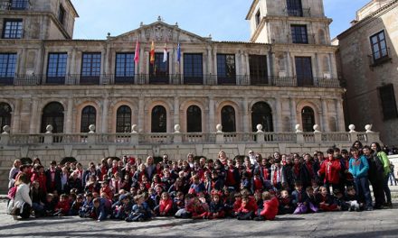 Milagros Tolón recibe a un grupo de escolares del Colegio Infantes que han conocido el funcionamiento del Consistorio
