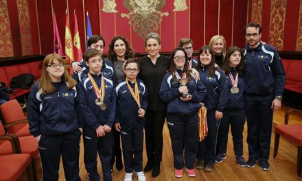 Milagros Tolón recibe en el Ayuntamiento al equipo de natación de Down Toledo tras lograr 9 medallas en el Campeonato de España