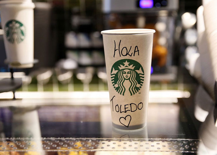 La alcaldesa valora la generación de empleo en el Casco durante la inauguración del primer Starbucks de la región en Toledo