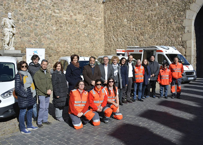 El Ayuntamiento respalda la presentación de los nuevos vehículos de Cruz Roja y valora la colaboración mantenida con esta entidad