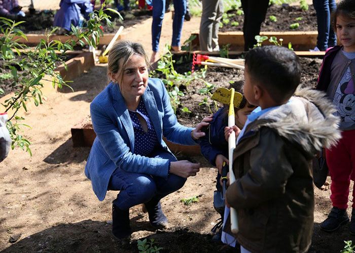 Milagros Tolón comparte con escolares del Colegio Público ‘Garcilaso de la Vega’ la primera plantación de su nuevo huerto