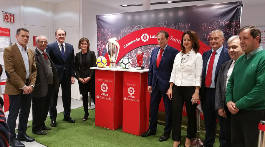 El Ayuntamiento respalda la presentación de la Copa de la Liga Santander que podrá visitarse en Toledo hasta el día 6 de abril
