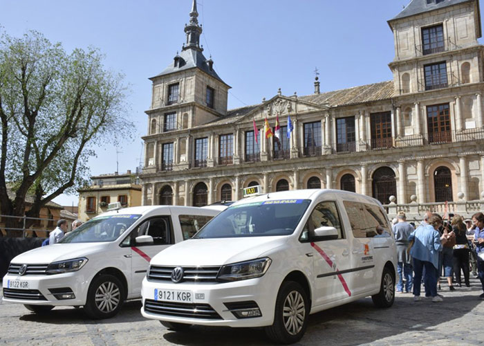 El Ayuntamiento da cumplimiento a la dotación de Eurotaxis adaptados con dos nuevos vehículos incorporados a la flota