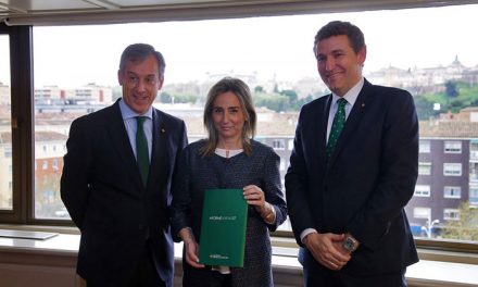 La alcaldesa recibe la Memoria de Caja Rural Castilla-La Mancha y destaca la gestión “prudente” y el compromiso de la entidad