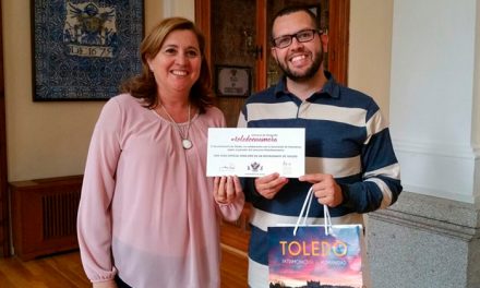 El ganador del concurso ‘Toledo Enamora 2018’ recoge en el Ayuntamiento el cheque para asistir a una Cena a Ciegas