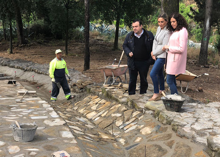 La alcaldesa visita las obras de consolidación del talud de la bajada de Santa Ana que da acceso a la senda ecológica