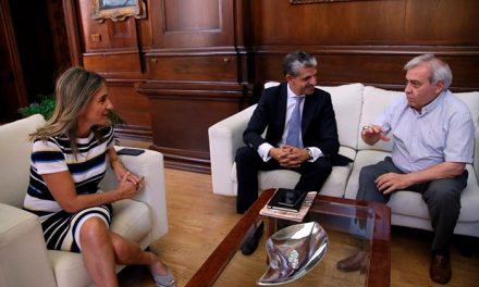 La alcaldesa traslada su apoyo y la colaboración municipal al nuevo presidente del Club Deportivo Toledo