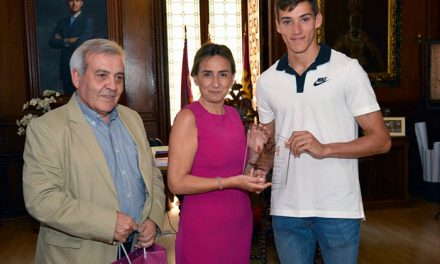 Milagros Tolón destaca los valores del deporte en la juventud y entrega al atleta toledano Lucas Búa el premio al mérito deportivo