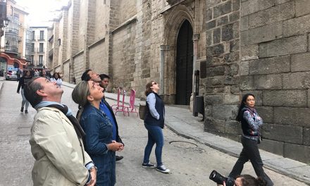 Abierta al tráfico y al tránsito de personas la calle Arco de Palacio tras el desprendimiento de un piedra de la torre de la Catedral