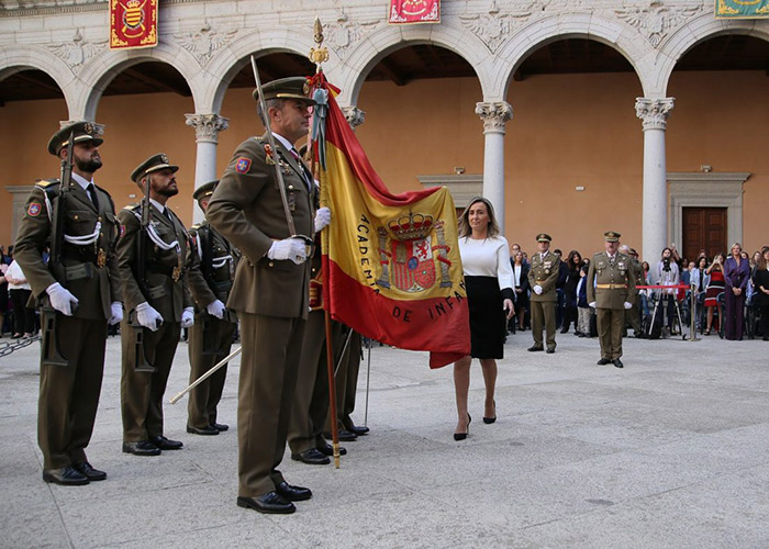 Milagros Tolón participa en la jura de bandera civil del Museo del Ejército con motivo del 175 cumpleaños de la insignia española