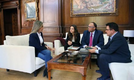 La alcaldesa se reúne con los responsables de Mercadona en Toledo y les traslada el apoyo del Ayuntamiento
