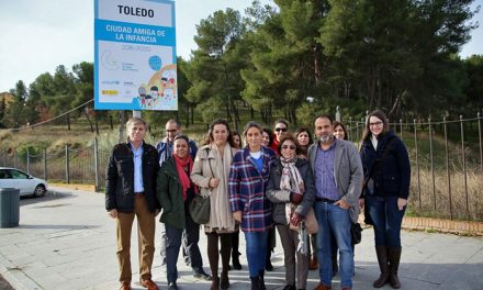 La alcaldesa reitera su compromiso con los niños y niñas de Toledo en la colocación de la placa “Ciudad Amiga de la Infancia”