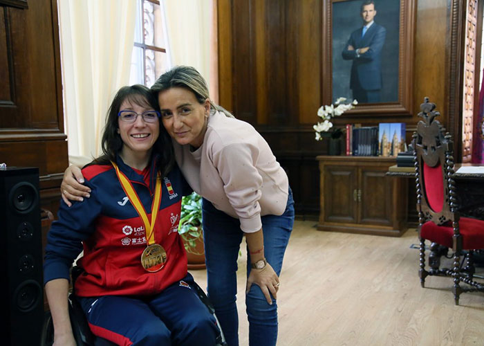 La alcaldesa traslada la enhorabuena a la campeona del mundo de kata en silla de ruedas, la toledana Isabel Fernández