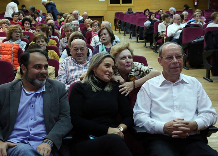 Milagros Tolón comparte con los usuarios del Centro Municipal de Mayores ‘Santa María de Benquerencia’ su fin de curso