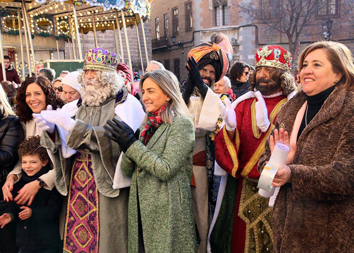 Milagros Tolón recibe a Sus Majestades los Reyes Magos de Oriente en el Ayuntamiento y les desea una feliz y mágica noche