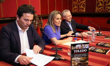 La alcaldesa presenta la nueva obra de Carlos Dueñas en la que refleja “los sentimientos sobre los que se sustenta el toledanismo”