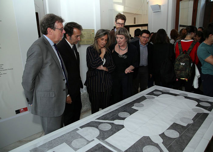 La alcaldesa respalda la actividad cultural de la Escuela de Arquitectura de la UCLM y asiste a la exposición ‘Light/Line/Locus’