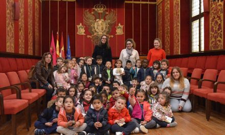 Alumnos y alumnas del ‘Jaime de Foxá’ visitan el Ayuntamiento con ‘Toledo Educa’