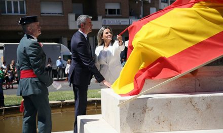 La alcaldesa participa en el homenaje a la Guardia Civil en su 175 aniversario en la glorieta dedicada por la ciudad al Instituto Armado