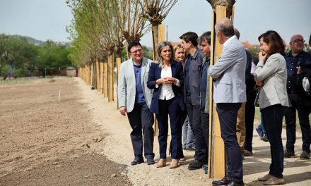 La alcaldesa señala que la nueva senda peatonal de Vega Baja es el primer paso para integrar el yacimiento arqueológico en la ciudad