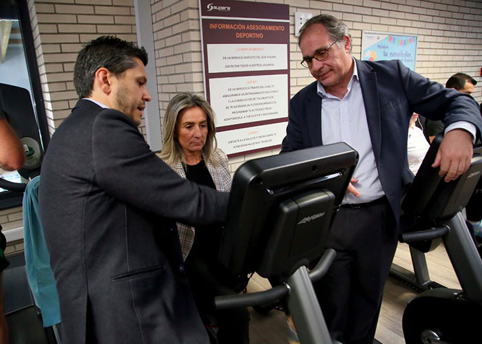 La alcaldesa de Toledo visita el Centro del Agua de Toledo que ha incorporado nuevas máquinas de ejercicio cardiovascular