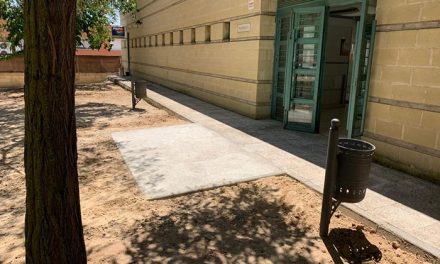 El Ayuntamiento construye dos nuevas rampas en la entrada de la piscina municipal de Azucaica para mejorar el acceso