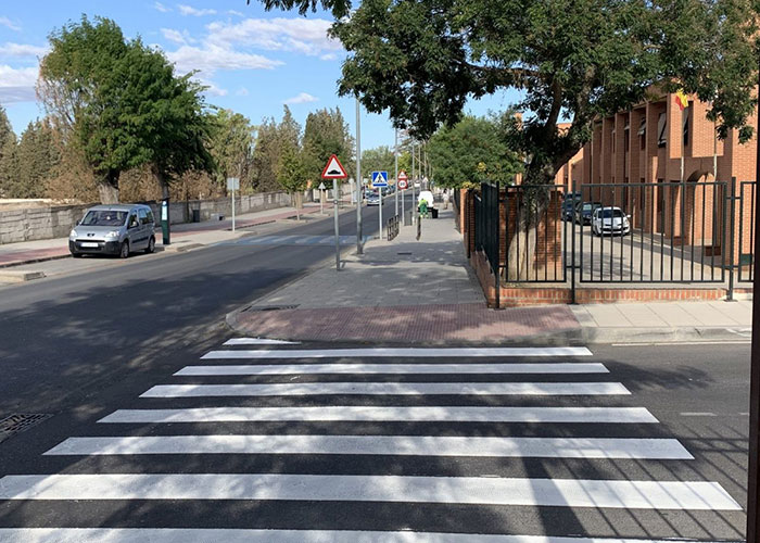 El Ayuntamiento refuerza la seguridad de los entornos escolares con motivo del inicio del curso con el repintado de 90 pasos de peatones