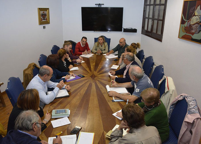 El Gobierno local reúne a las asociaciones de vecinos en el Ayuntamiento para detallar la programación de Navidad y Reyes 2019-2020