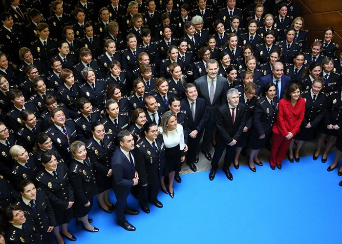 La alcaldesa acompaña al Rey Felipe VI en la inauguración del Congreso Internacional ‘Igualdad de género en el ámbito de la seguridad’