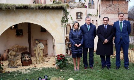 La alcaldesa inaugura el Belén de Eurocaja Rural y destaca su capacidad para reactivar el comercio en el barrio de Santa Teresa