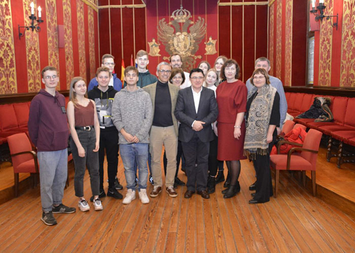 Alumnos de Letonia que participan en un proyecto educativo de intercambio con el IES Princesa Galiana conocen el Ayuntamiento de Toledo