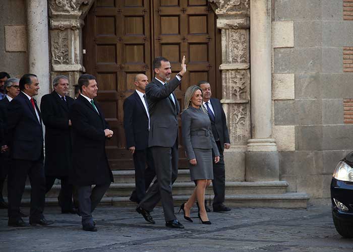 La alcaldesa de Toledo, con el Rey Felipe VI en su visita a la exposición “Cisneros. Arquetipo de virtudes, espejo de prelados”