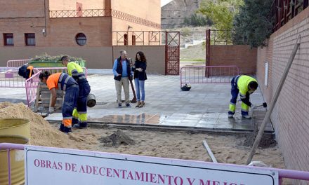 El Ayuntamiento renueva la acera de acceso al pabellón deportivo municipal de Santa Bárbara y mejorará la zona de estacionamiento