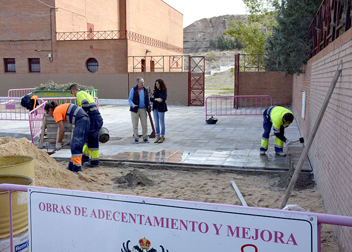 El Ayuntamiento renueva la acera de acceso al pabellón deportivo municipal de Santa Bárbara y mejorará la zona de estacionamiento