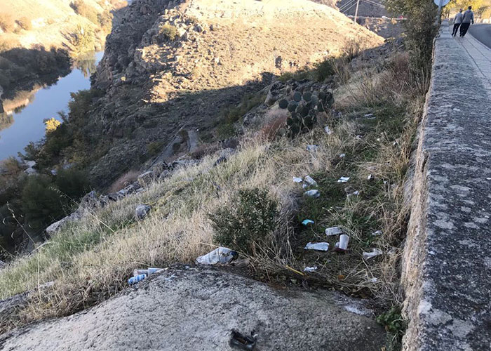 El Consistorio realiza una nueva intervención de limpieza en el entorno de la Ronda del Valle y sus rodaderos