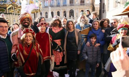 Los Reyes Magos llegan a Toledo y hacen su primera parada en el Ayuntamiento donde han sido recibidos por el equipo de Gobierno