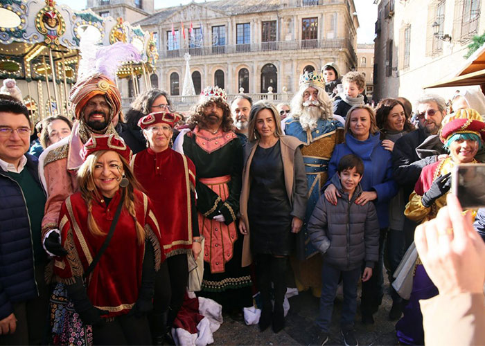Los Reyes Magos llegan a Toledo y hacen su primera parada en el Ayuntamiento donde han sido recibidos por el equipo de Gobierno