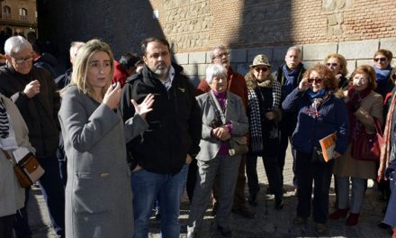 La alcaldesa muestra el apoyo del equipo de Gobierno a los pensionistas y jubilados concentrados en el Ayuntamiento