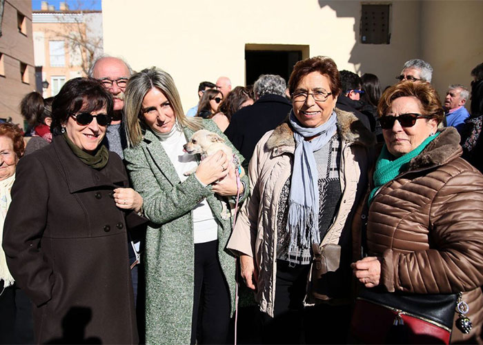 La alcaldesa acompañó a los vecinos del barrio de San Antón y participó en los actos para celebrar al patrón de los animales