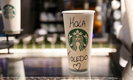 La alcaldesa valora la generación de empleo en el Casco durante la inauguración del primer Starbucks de la región en Toledo