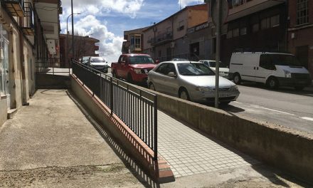 El Ayuntamiento da respuesta a una demanda vecinal y sustituye cuatro escalones por una rampa en la Avda. de Santa Bárbara, 65